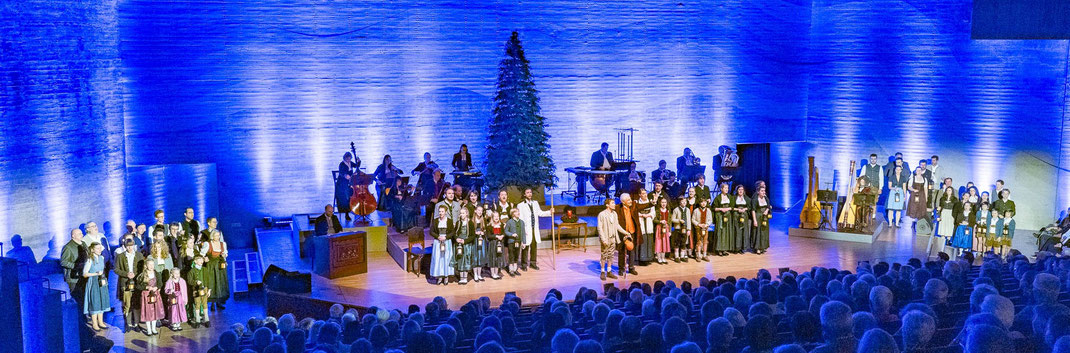 Weihnachtsfestspiel Heilige Nacht im Audimax Regensburg mit nahezu 100 Mitwirkenden