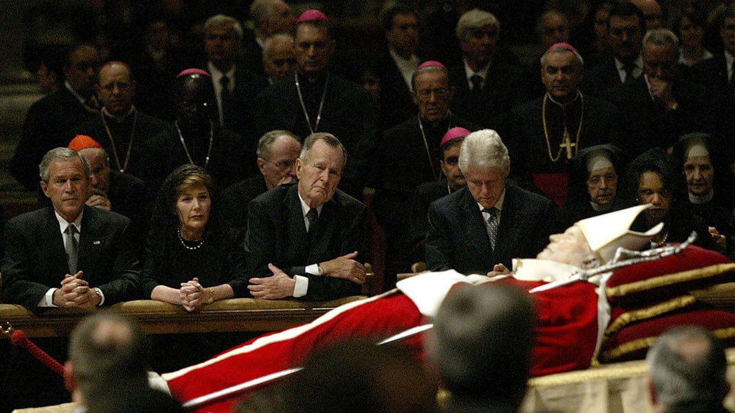 El ex-presidente de Estados Unidos, George W. Bush, la ex-primera dama Laura, el ex-presidente George Bush, el ex-presidente de EE.UU. Bill Clinton y la secretaria de Estado, Condoleezza Rice, durante el funeral del Papa Juan Pablo II
