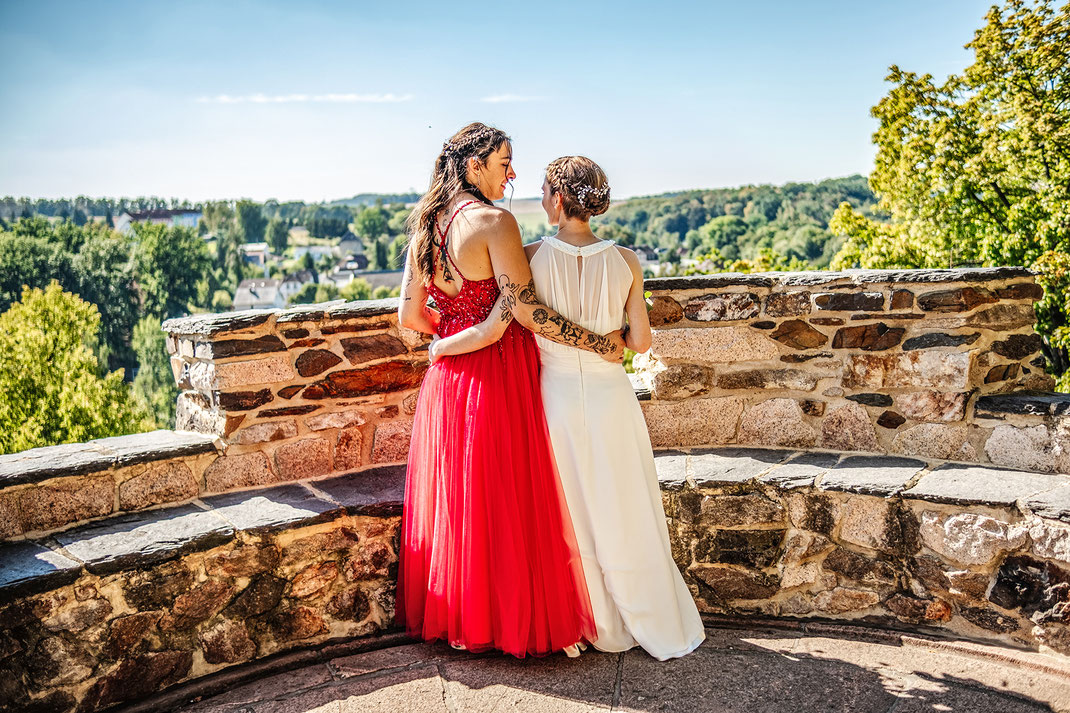 Schloss Wolkenburg, Limbach-Oberfrohna, lesbisches Brautpaar, zwei Frauen, Brautpaarfotos, Brautpaarshooting, Fotografie Diana Krüger, Hochzeitsfotografin Chemnitz