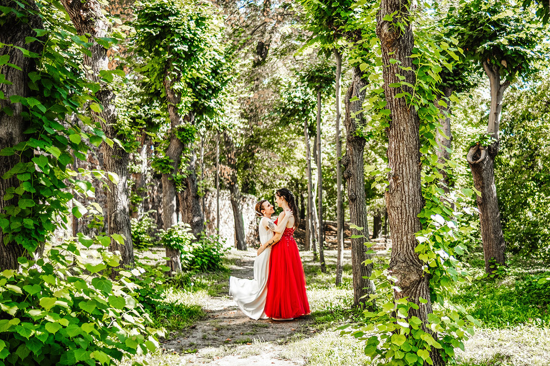 Schloss Wolkenburg, Limbach-Oberfrohna, lesbisches Brautpaar, zwei Frauen, Brautpaarfotos, Brautpaarshooting, Fotografie Diana Krüger, Hochzeitsfotografin Chemnitz