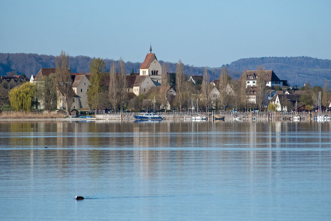Ein kleiner Bootshafen vor dem Münster St.Maria und Markus auf der Insel Reichenau.