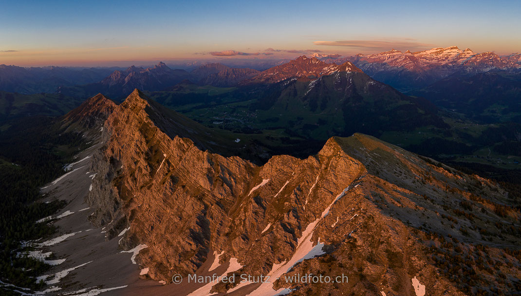 Letztes Sonnenlicht auf den Bergen, Kanton Waadt, Schweiz, 20200520-PANO0001-12-Pano.