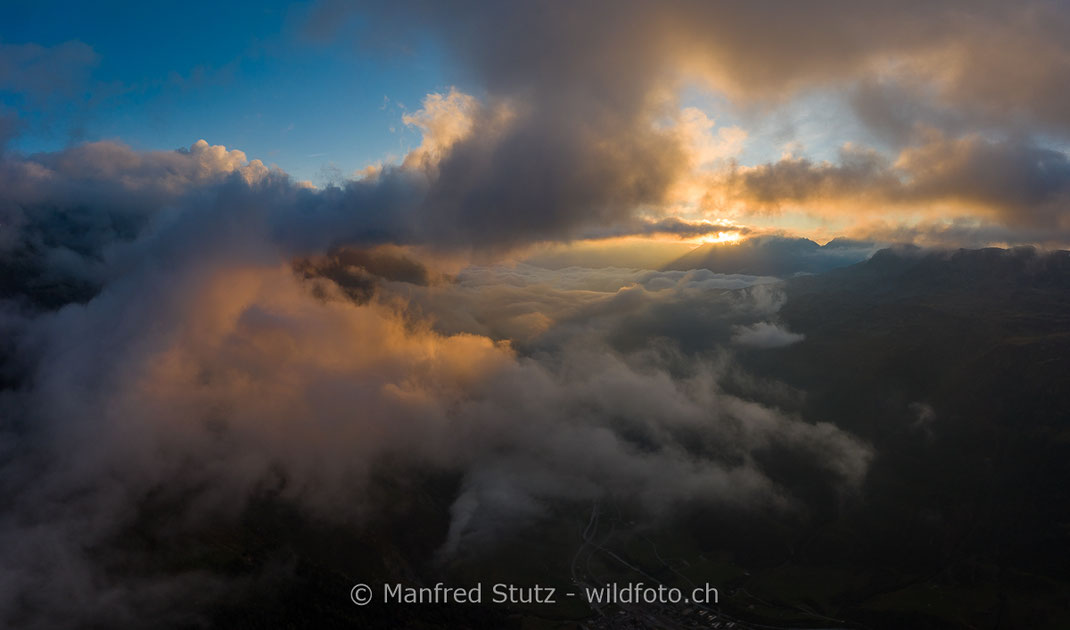 Sonnenaufgang mit Wolken in den Urner Alpen, Kanton Uri, Schweiz, 20200906-PANO0001-6-Pano.