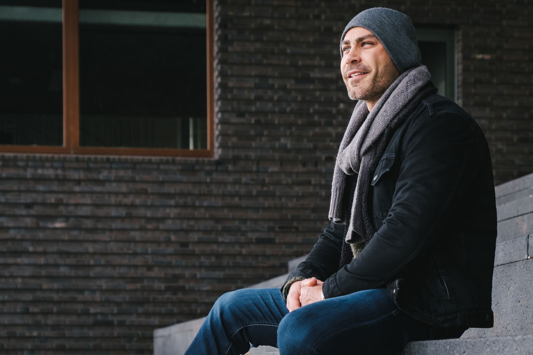 Portrait von männlichem Model in Innenstadt