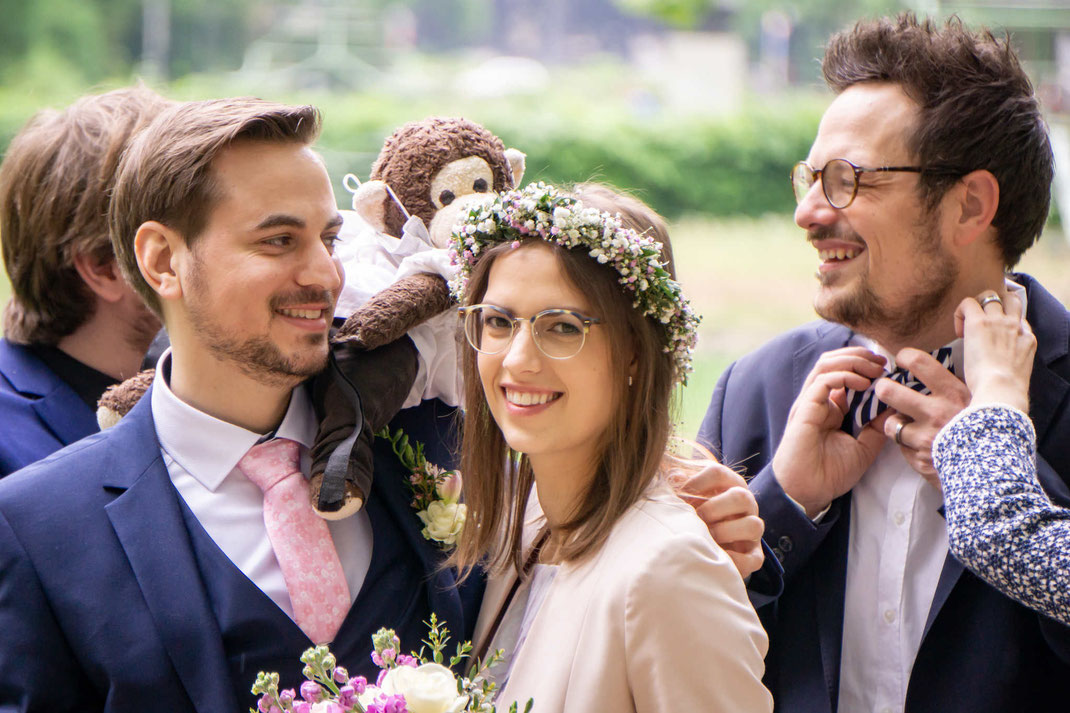 Fertig machen für das Gruppenbild. Hochzeit in Mainz.