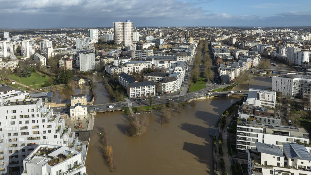 Vue aérienne des inondations à Rennes depuis les Jardins de la Confluence, sous l'eau