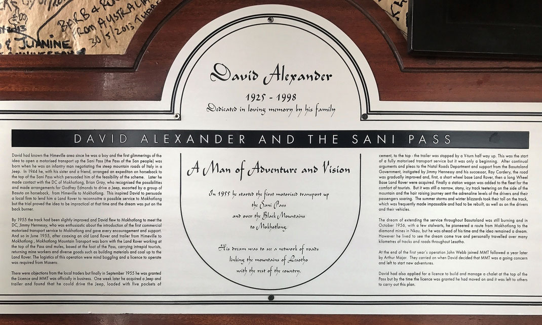 Eine Tafel im höchsten Pub Afrikas erzählt die Geschichte von David Alexander und dem Sani Pass.