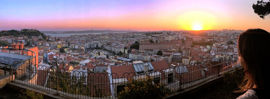 Auf dieser Aussichtsplattform im Stadtteil Alfama, wurde es am Abend voll, weil Einheimische und Touristen zusammen mit einem Bierchen anstießen und den Sonnenuntergang bei noch angenehmen 25 Grad beobachteten - einfach schön