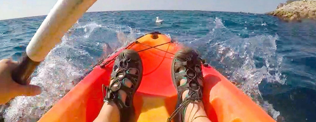 Kajak Kayak Tour in der Nähe von Sesimbra in Portugal bei Lissabon durchs Meer zwischen Felsen hindurch und in Höhlen hinein