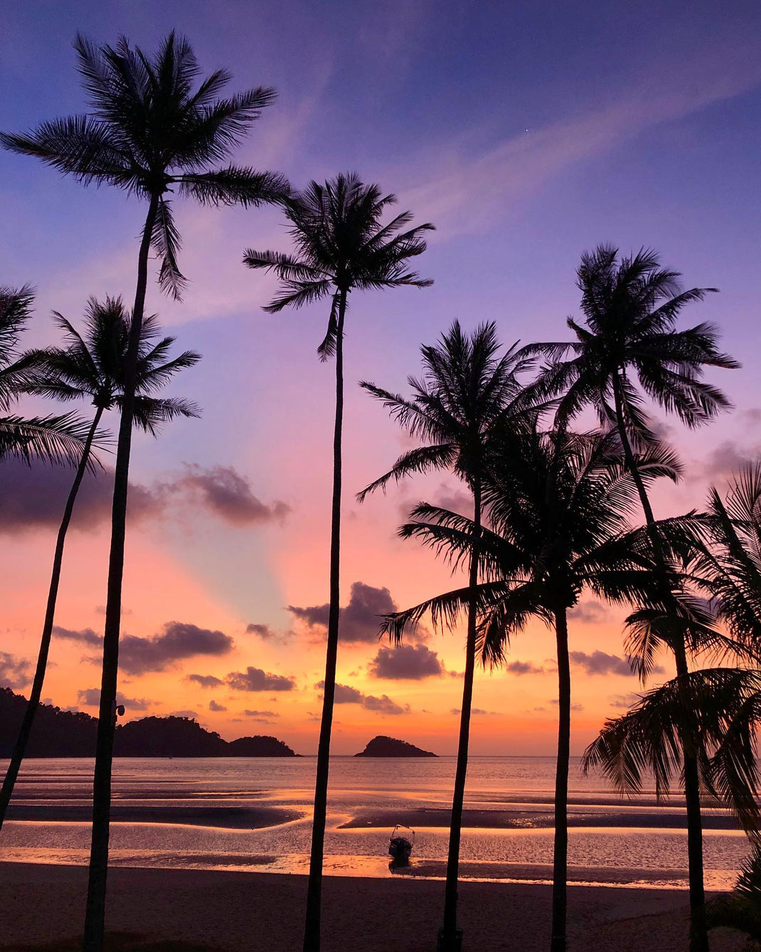 Ein wunderbarer Sonnenuntergang m Klong Son Beach auf Koh Chang in Thailand