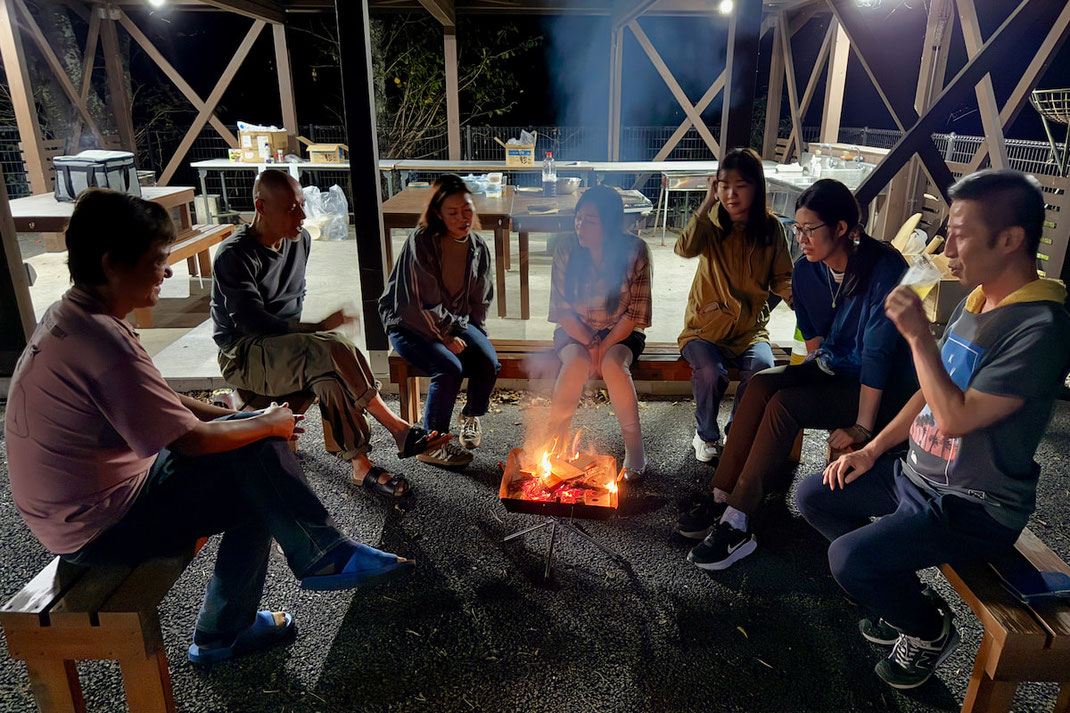 焚き火を囲んで語り合う参加者