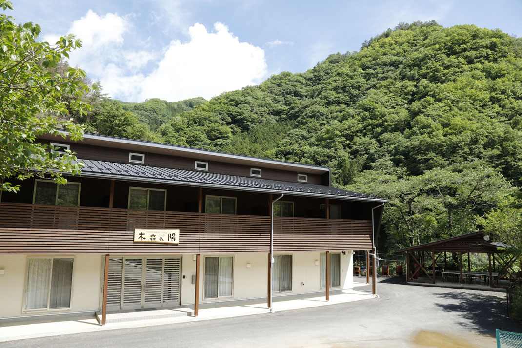 群馬県上野村 自然体験学習の家『木森れ陽(こもれび)』|森林セラピーや環境学習の拠点|よる森14周年記念の回