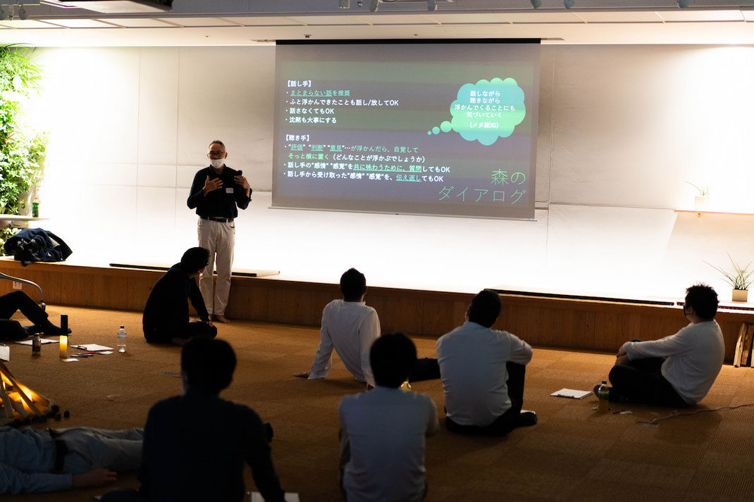 暗がりの中で対話のガイダンス ― 話す・放すことと、傾聴