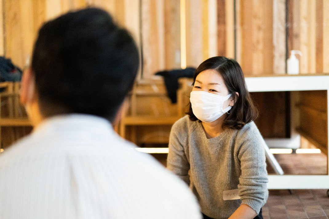 向かい合って対話する参加者 ― 他者理解と共感を育む場