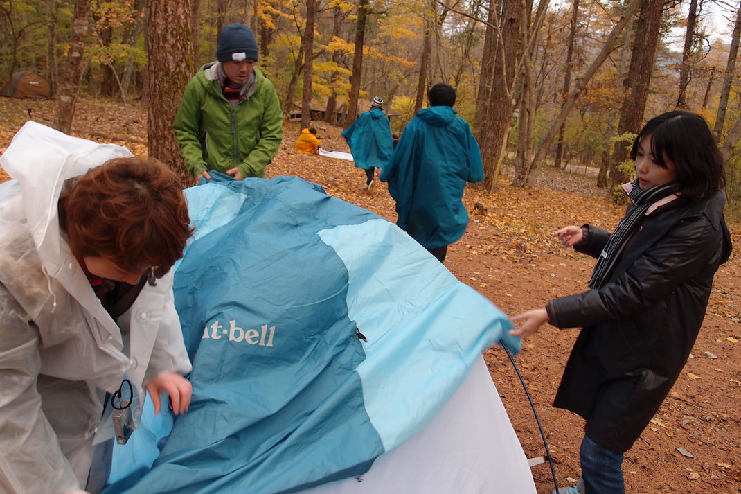仲間とテント設営する共同作業 ― 自然の中で協働し関係性を深める経験