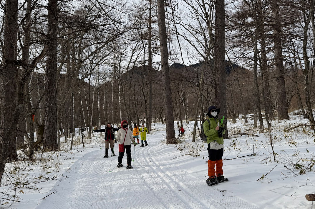 奥日光の雪の森に、スノーシューで入っていく参加者たち。少しずつ身体と五感を働かせる。