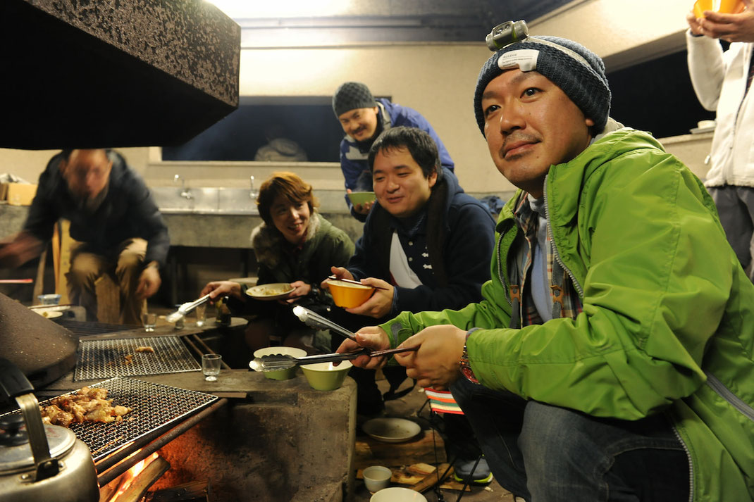 焚き火で協働し調理する ― ウェルビーイングと相互理解を育むチームビルディング研修