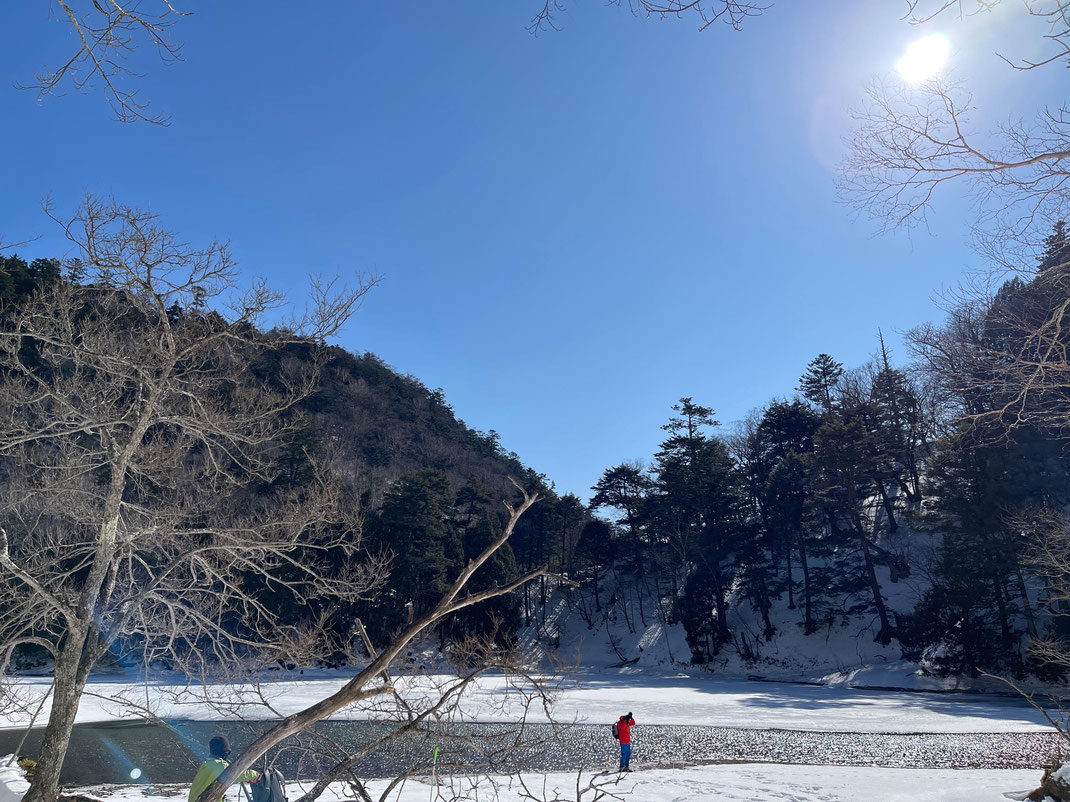 雪の森の湖畔でひとり時間を過ごす