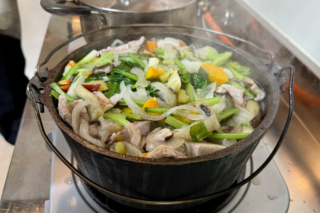 土地の旬の食材をつかって、みんなでつくったダッチオーブン料理