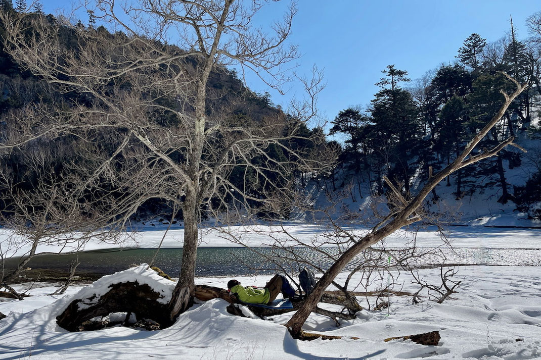 雪の季節にだけアクセスできる湖畔で、静かに過ごす森の一人の時間。