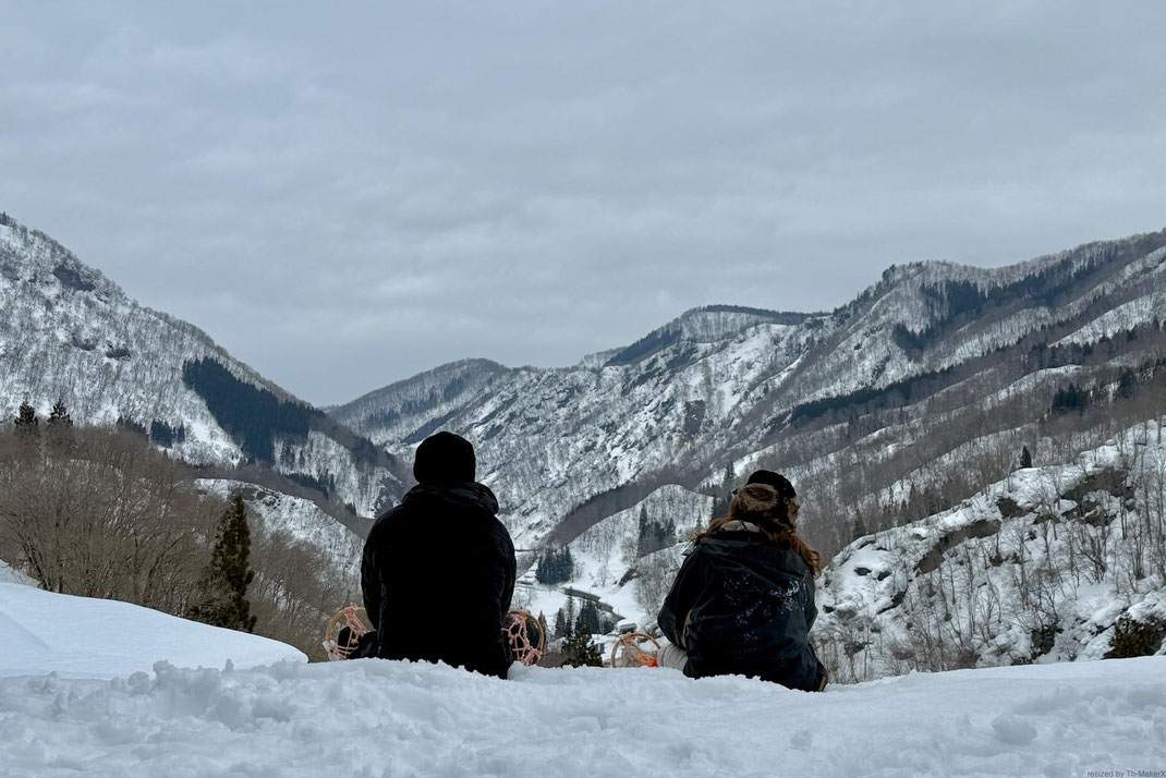 「雪のよる森」で訪れた雪原。春になれば棚田が広がる雪の上から、渓谷を眺めるシーン。