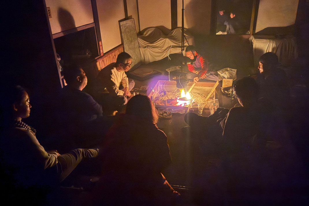 みんなで囲炉裏の火を囲む静かな時間ー森の中のマインドフルネス