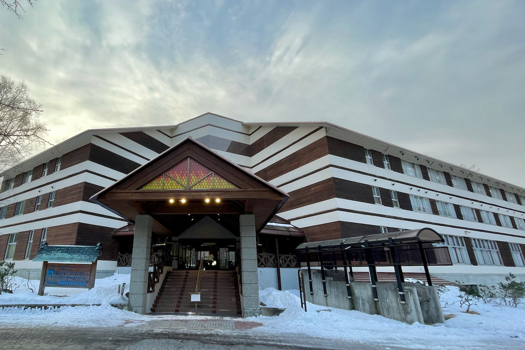 森に隣接した温泉宿・日光アストリアホテルの外観