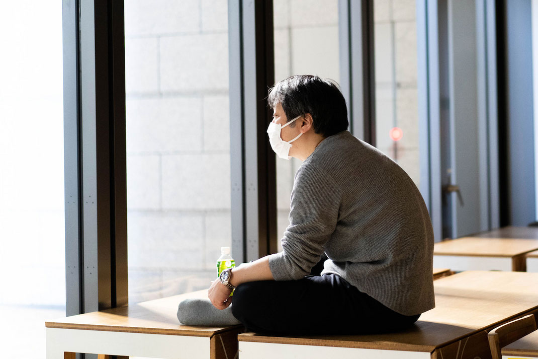 窓辺で静かに自分と向き合う参加者 ― 内省と対話の時間
