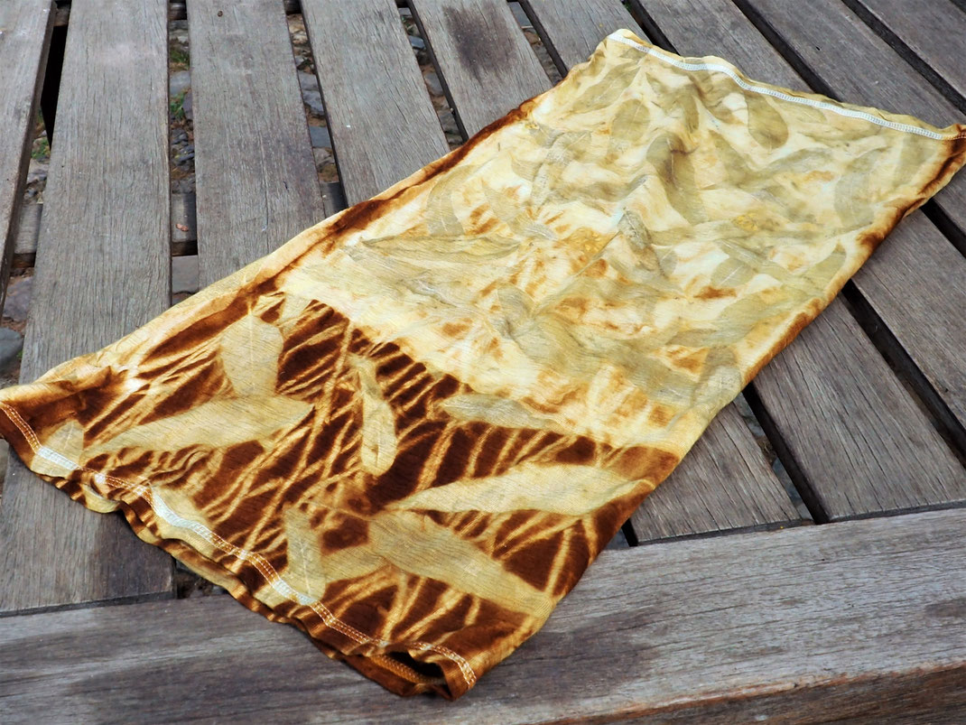 Tuch als Schal verwendbar,gefärbt mit dem zottigen Schiller Porling,Muster Eukalyptus Blältter,entworfen von Katharina Krieglsteiner Pilzdesignerin