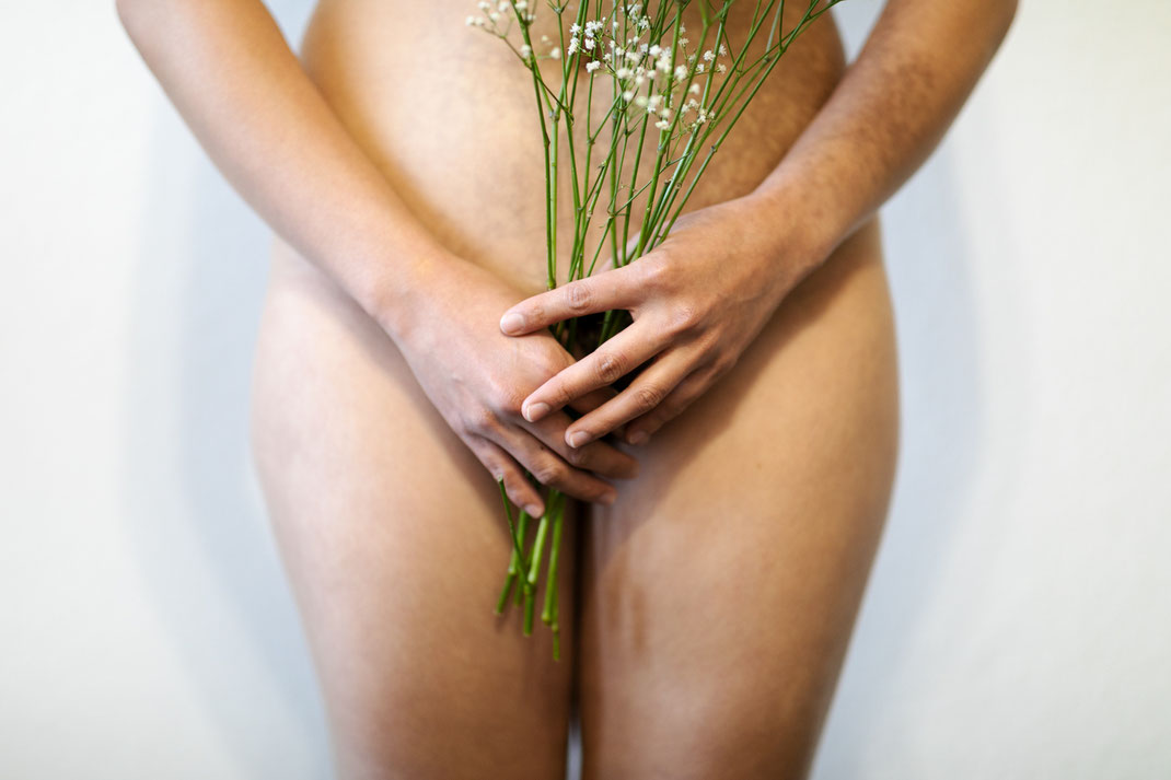 Aktfotografie reutlingen virginie varon mit blumen