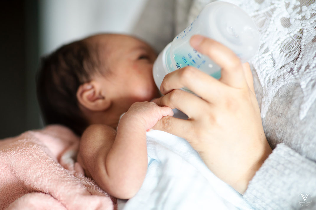 Hand in Hand Neugeborene Fotografie Babyfotografie Eningen Reutlingen Virginie Varon