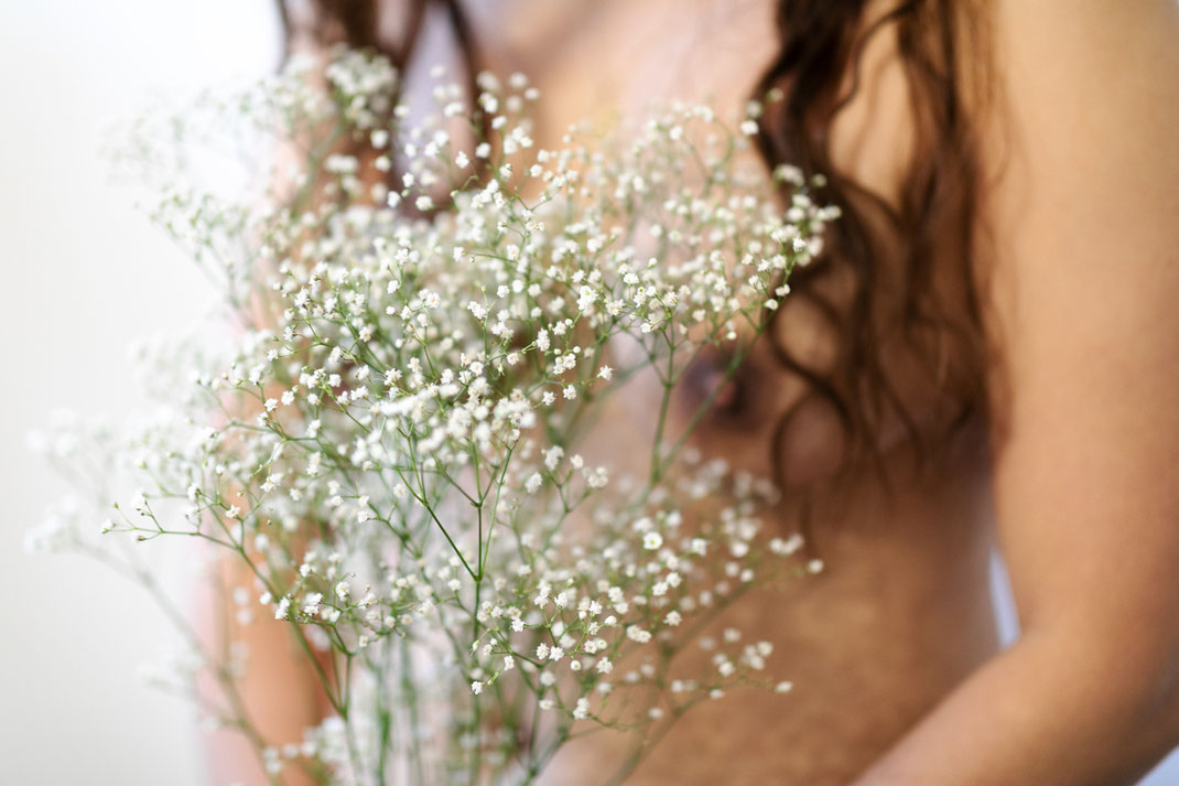 Aktfotografie reutlingen virginie varon mit blumen