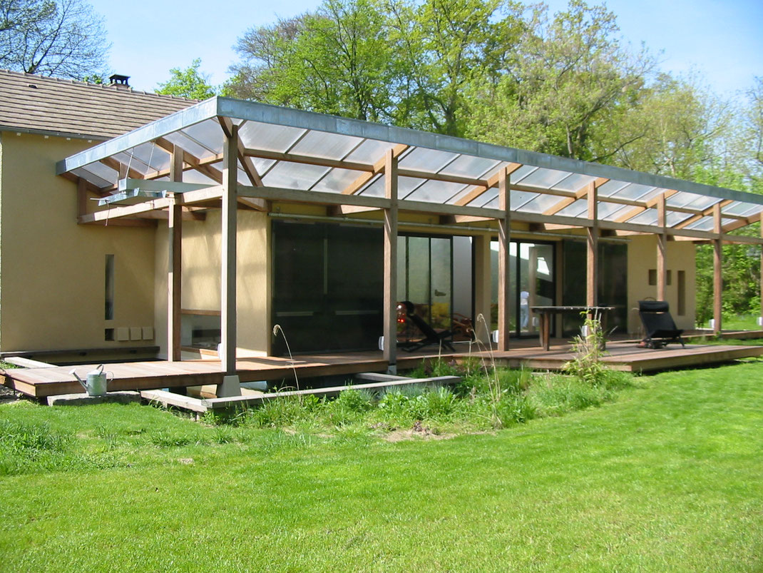 Extension contemporaine avec coursive et bassin, charpente en Ipé, volets coulissants en acier, architecte Seine et Marne, Varon Architectes