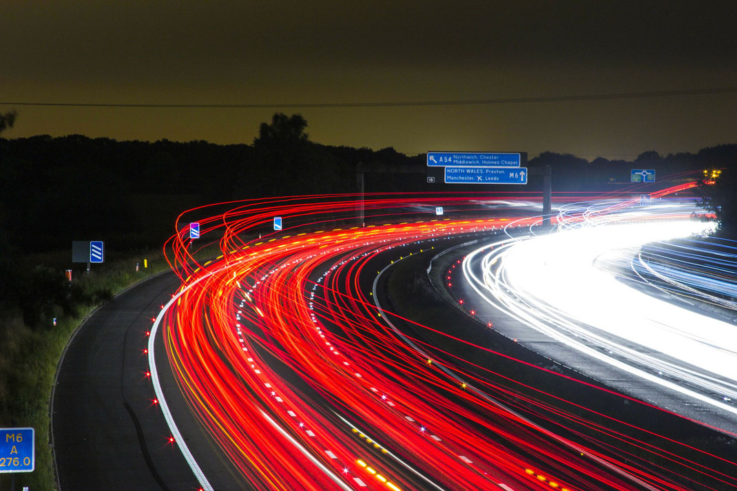 Autobahn M6 ruht auf Büchern