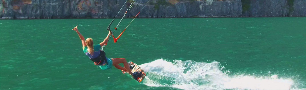 Action Kiteaufnahme vor der Felsen am Gardasee mit waterproofworld Kite Team