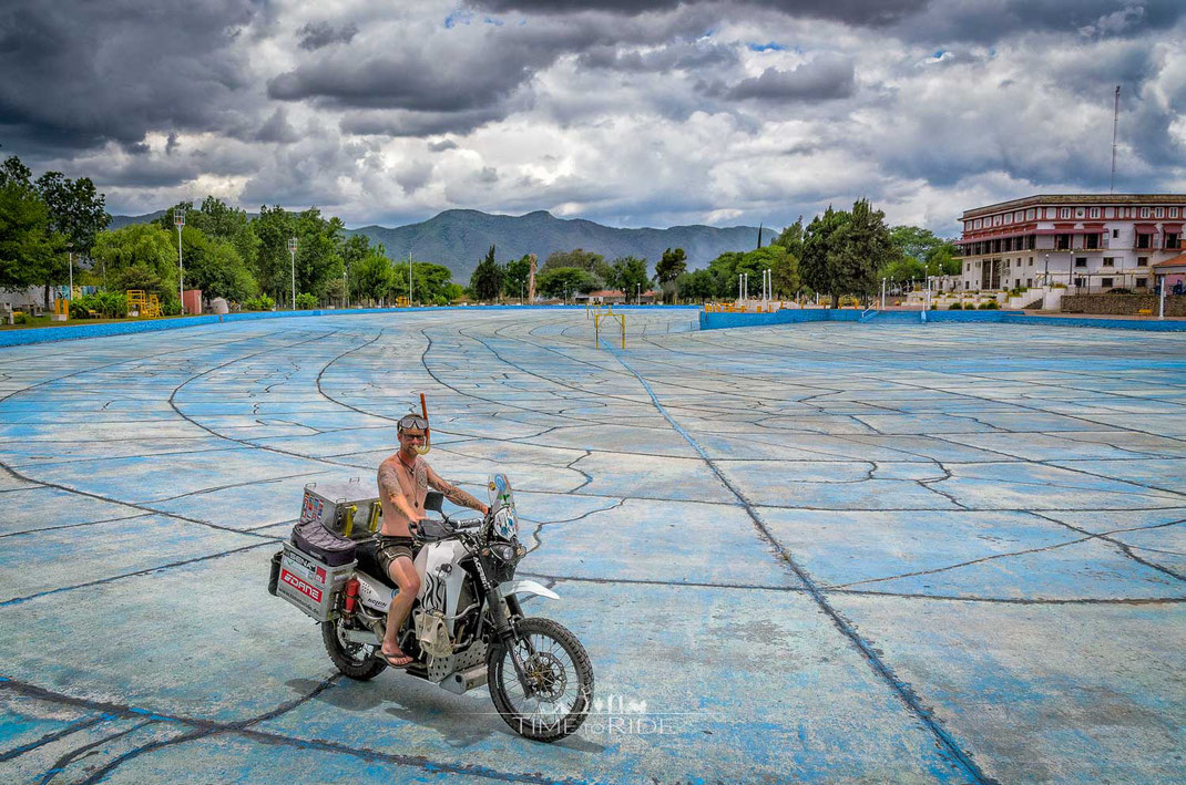Helle mit seinem Motorrad im Balneario Municipal Camping Xamena