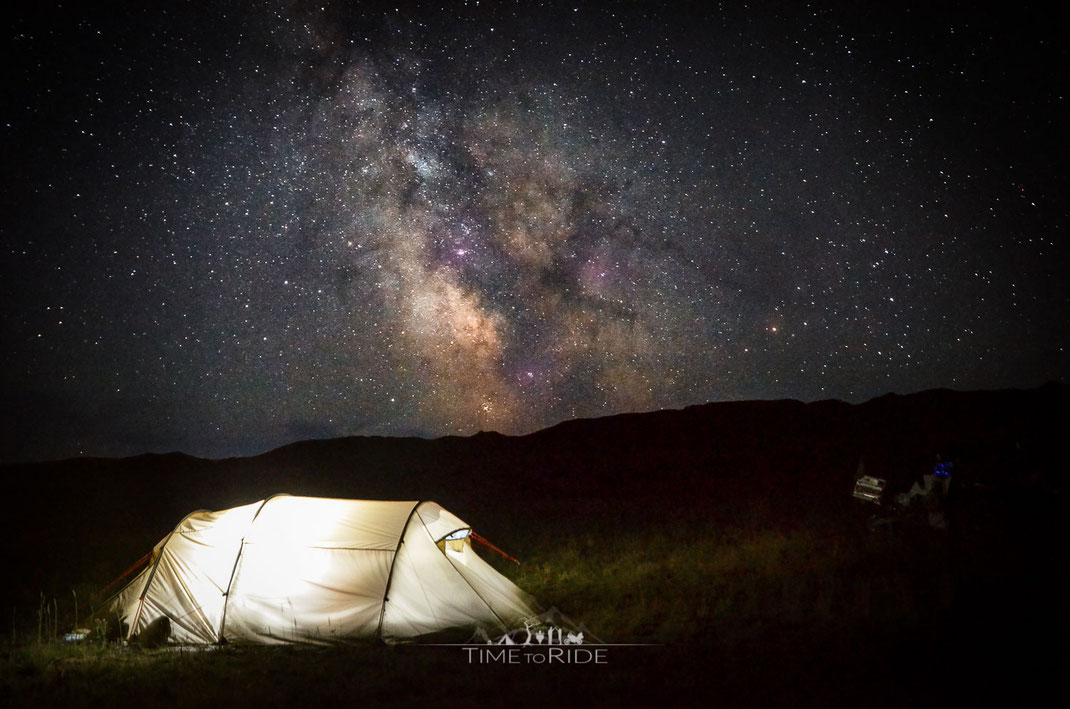 Camping unter der Milchstraße in der Mongolei