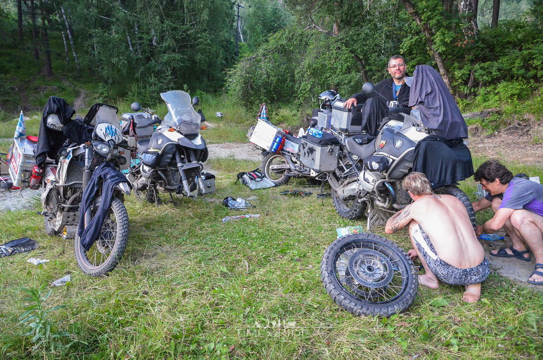 Zwei GS, kein ABS. Kleiner Fehler, große Wirkung. Unsere Transalps haben mit Elektronik nichts am Hut.