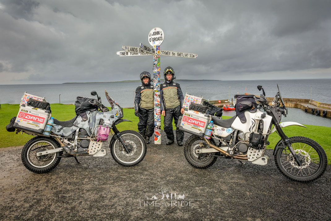 John O´Groats: Stolze Pose mit unseren Motorrädern am nördlichsten Punkt vom britischen Festland