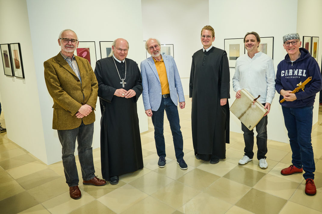 Anton Harrer, Abt Georg, Harald Ofner, Abt Ludwig und die musikalischen Begleiter Andreas Huber und Johann Falter in der Säulenhalle im Stift Melk