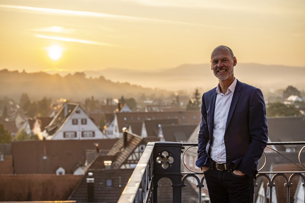 Der Oberbürgermeister der Stadt Kirchheim unter Teck Dr. Pascal Bader mit einem Grußwort zum 34. Kirchheimer Weindorf