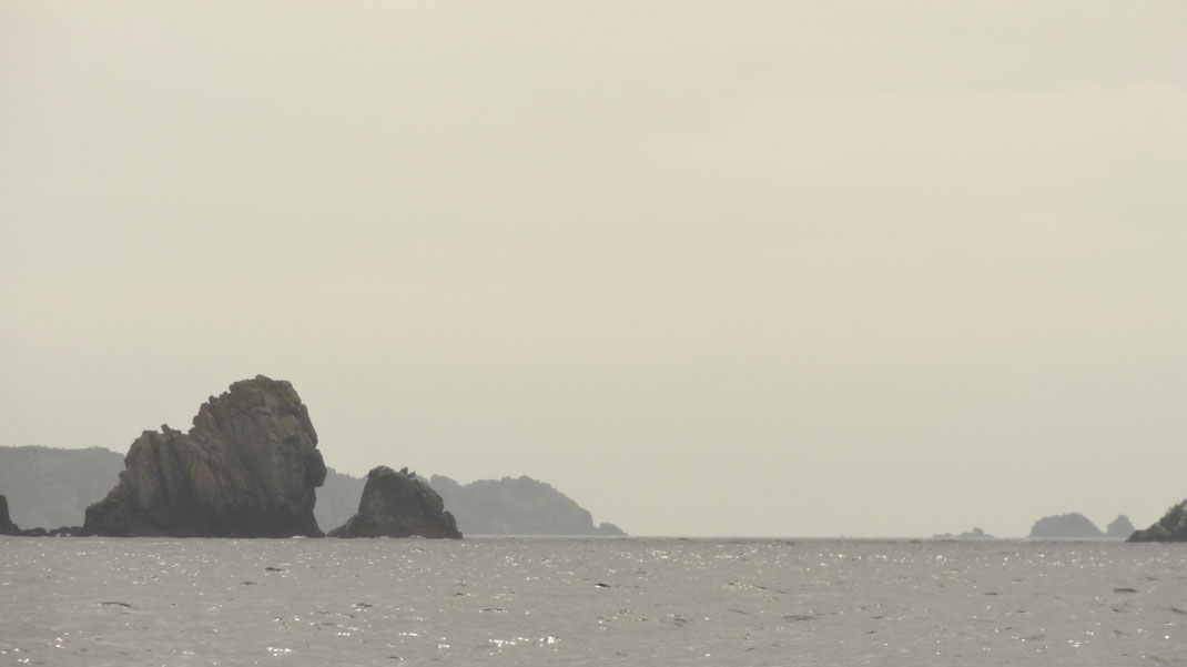 Les rochers de la pointe du Van vus au raz de l'eau à l'aube.