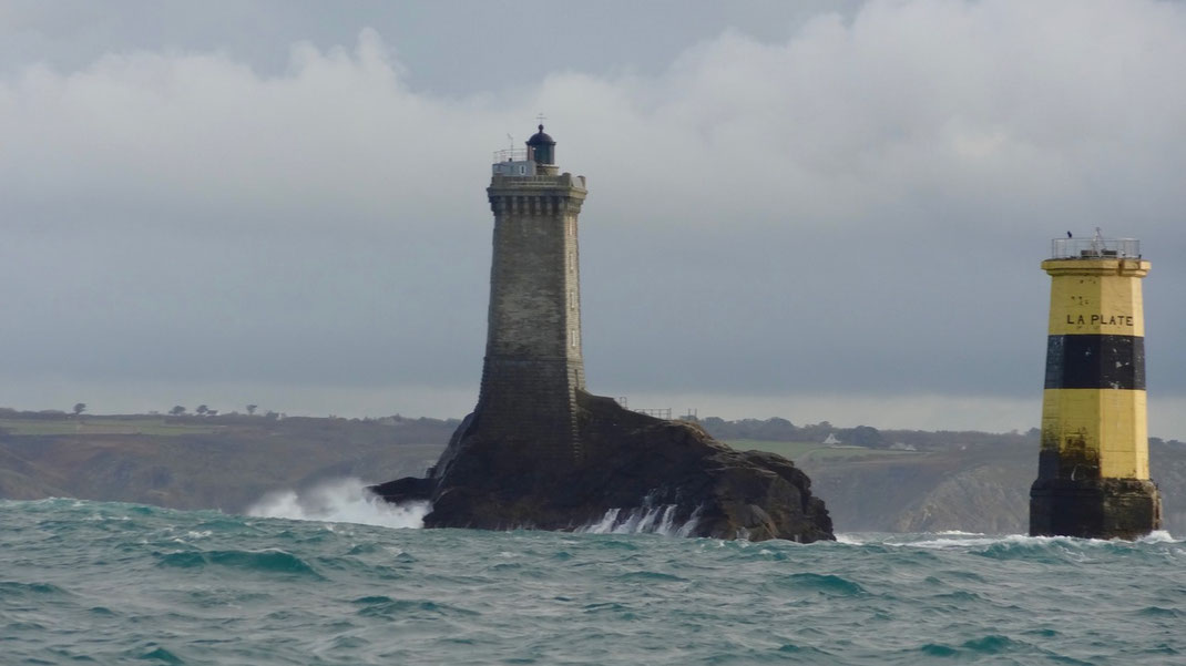 Dans le Raz de Sein : la tour du Phare de La Vieille et la cardinale ouest La Plate de couleur : jaune-noir-jaune.