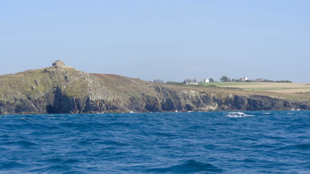 Rocher de la Pointe de Tal ar Grip vers Sainte Anne La Palue sur la presqu'île de Crozon en Finistère par mer bleue.