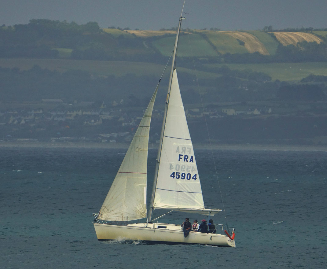 Surface minimale de voile pour Fox III, notre J 92 sous Foc et 2 ris avant le grain.