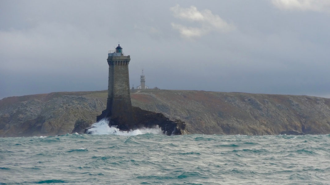 Le Phare de La Vieille et le sémaphore de la Pointe du Raz vue de la mer.