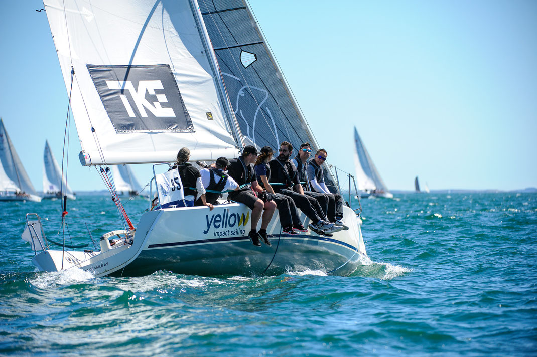 Coach Voile Horizons à la barre lors de l'édition 2025 de la Bati Cup au Crouesty pour l'équipe TK ELEVATOR au rappel.