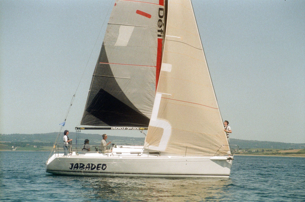 Le First 34.7 de Voile Horizons, Jabadéo voilier course/croisière avec sa grand-voile colorée, mais celle de régate est noire en membrane.