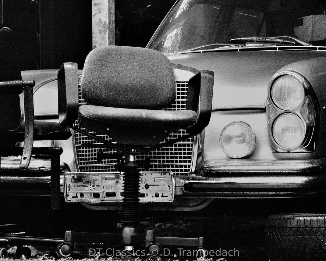 Mercedes Oldtimer, abgemeldet, zugestellt, fristet kein gutes Dasein.