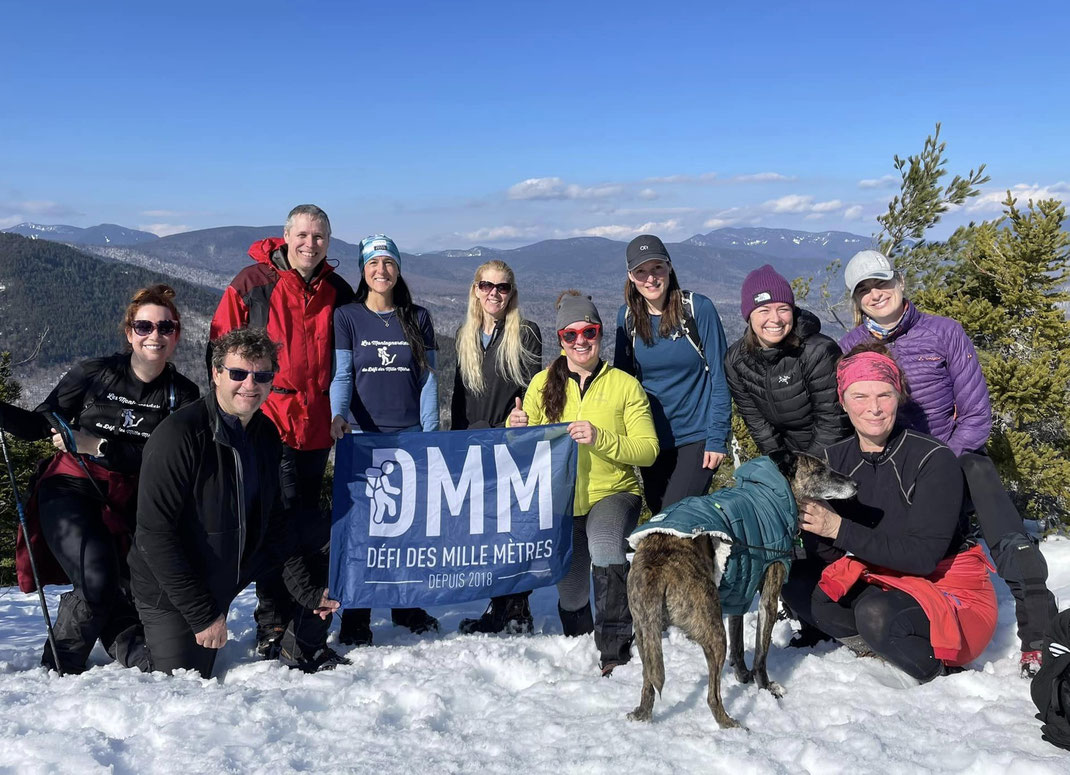 QUELLE BELLE IMAGE DE GROUPE AVEC LA VUE SUR LES MONTAGNES AVOISINANTES